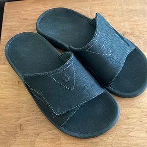Almost brand new black Olukai Nalu slides.
